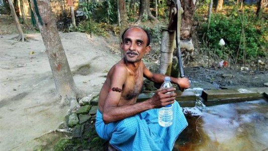 India: para evitar enfermedades crearon la botella de agua más barata del mundo