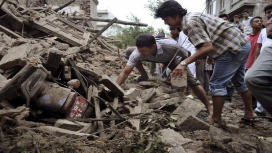 Suman más de 2400 los muertos en Nepal y buscan a 13 turistas argentinos