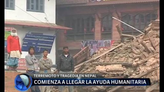 Una beba sobrevivió bajo los escombros al terremoto en Nepal