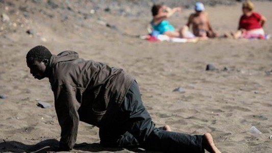 El fotógrafo que relató la odisea de los africanos que quieren cruzar el Mediterráneo