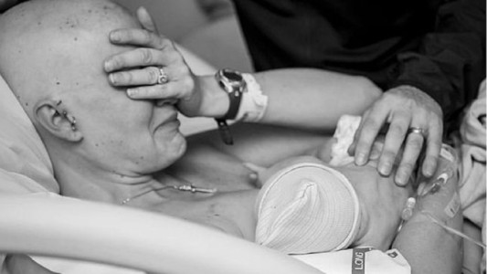 La emoción de una madre enferma de cáncer amamantando a su bebé