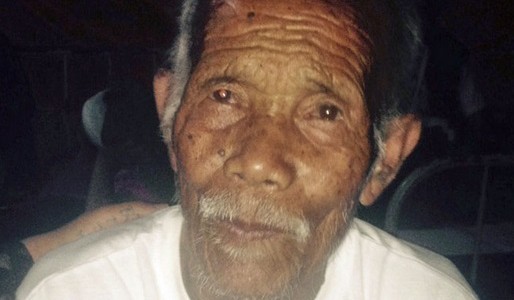 Nepal: rescataron vivo a un hombre de 101 años en su casa destruida