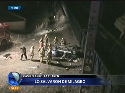 Volcó sobre las vías y lo rescataron antes de que pasara el tren