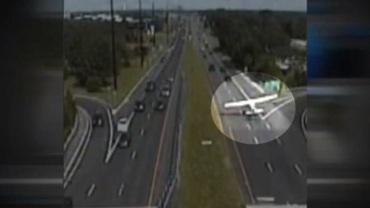 Una avioneta aterriza de emergencia en una autopista