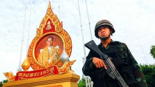 Condenaron a un tailandés a 30 años de cárcel por insultar a la monarquía en Facebook