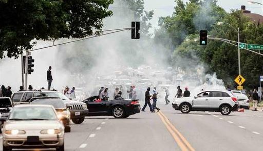 Disturbios raciales tras la muerte de un joven negro por policías