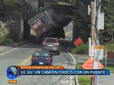Impactante video: camión chocó contra un puente