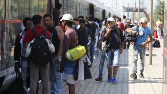 Policía austríaca retiene un tren con más de 300 refugiados en la frontera con Hungría