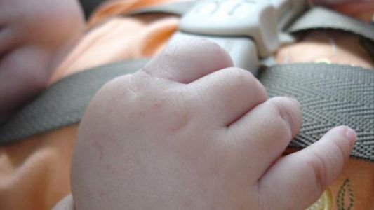 Bebé muere luego de ser olvidado en el auto estacionado al rayo del sol por sus abuelos