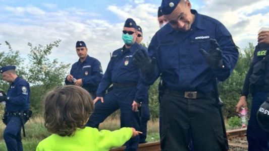 Foto tierna: el gesto del nene refugiado que conmovió al policía húngaro