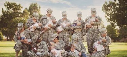 Foto viral: diez soldados de Estados Unidos en uniforme dando de amamantar