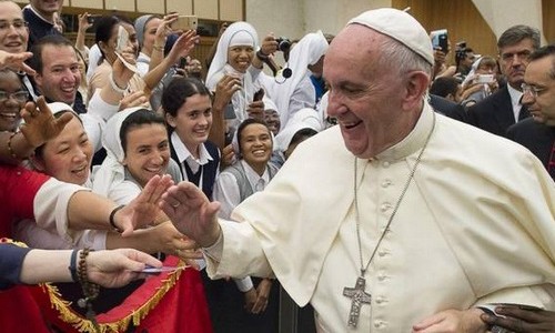 El papa Francisco reveló de quién es la cruz que lleva en el pecho