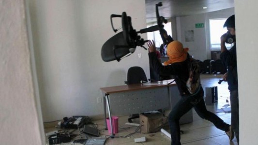 México: Atacaron fiscalía por desaparición de 43 estudiantes