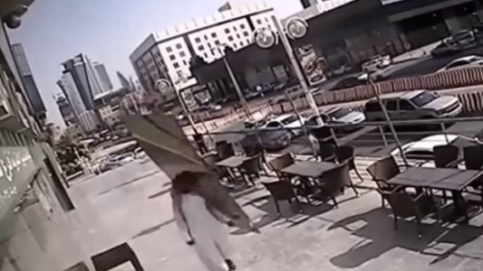 Un hombre casi muere decapitado por un panel de vidrio