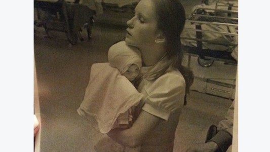 Encuentra a la enfermera que cuidó de ella hace 38 años gracias a una foto