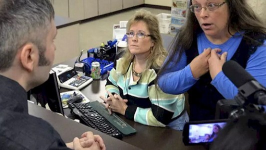 Aseguran que el Papa se reunió con la jueza que se negó a casar parejas homosexuales