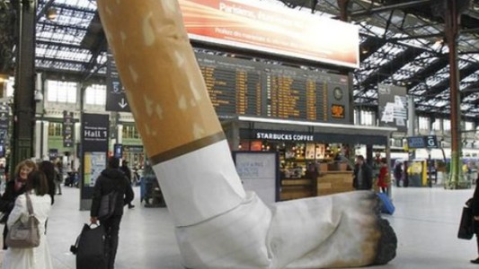 París impondrá multas a aquellas personas que arrojen colillas en la calle