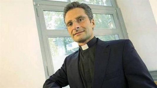 Escándalo en el Vaticano: un cura se declaró gay