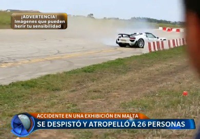 Despistó en una exhibición de automovilismo y atropelló a 26 personas