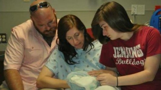 Polémica por madre que se niega a sacar de Facebook las fotos de su bebé muerto