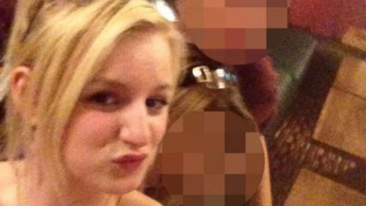 Una niñera abusó de un nene de 13 años mientras miraba TV