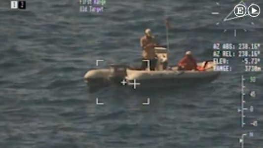 Dos narcos se ponen a pescar para disimular