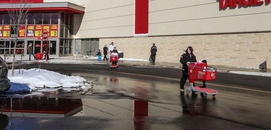 Video: fue al supermercado con sus hijos y por los parlantes emitieron sonidos porno