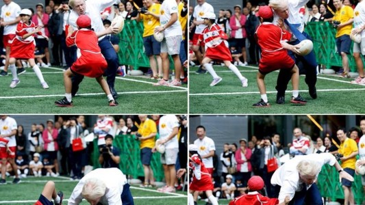 El alcalde de Londres tackleó a un nene durante una exhibición de rugby