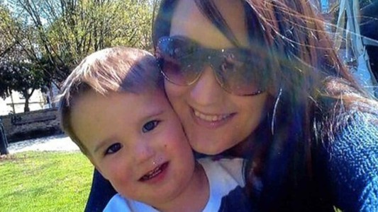 Su hijo de dos años murió ahogado mientras ella subía fotos a Facebook