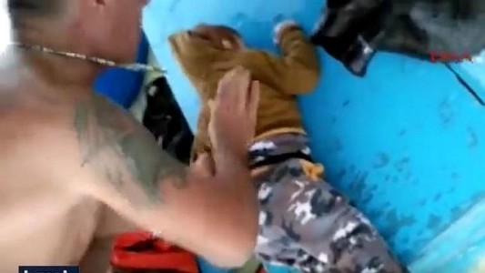 El drama de los refugiados: dramático rescate de un bebé en el mar