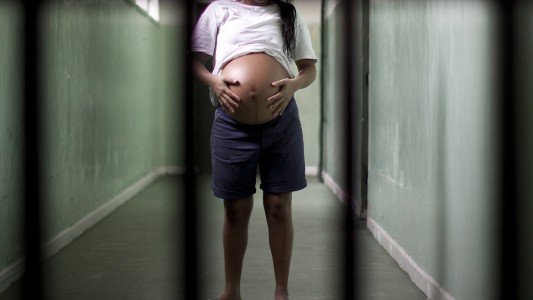 Castigan a una presa embarazada y debe dar a luz sin asistencia