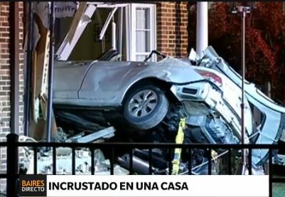 Un auto se incrustó en una casa