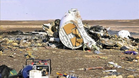 El avión ruso siniestrado en Egipto se rompió en el aire