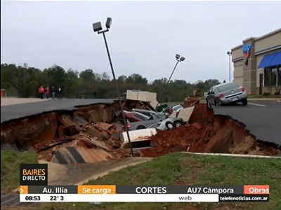 Una grieta se tragó 14 autos en los EEUU