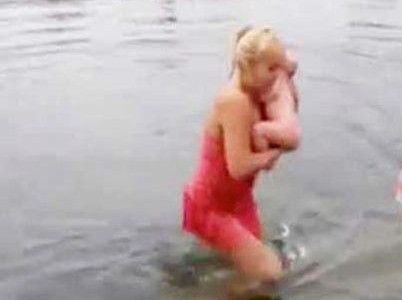 Madre sumerge a su bebé en agua helada