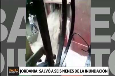 Un joven salvó a seis nenes en medio de la corriente