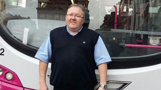 Un colectivero le regaló una manta a un linyera y se convirtió en el héroe de las redes sociales