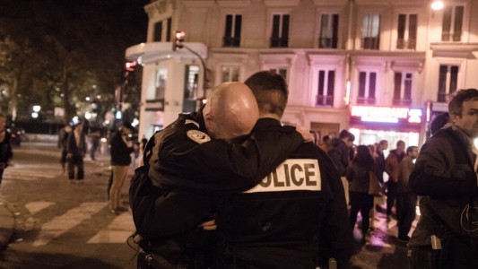 La foto de dos policías llorando en París tras los atentados que recorre el mundo