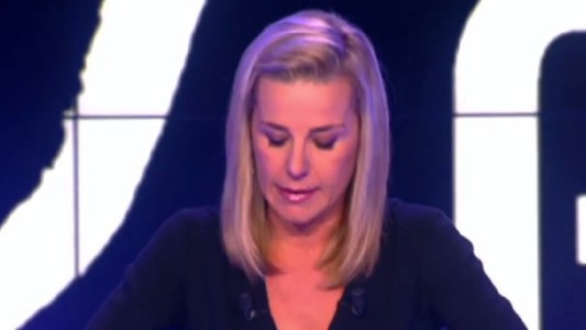 Un conductora de TV en Francia se quiebra al anunciar la muerte de sus compañeros