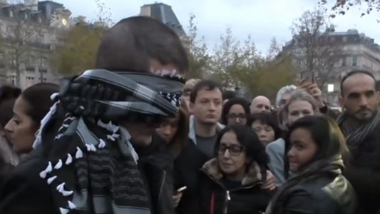 Un joven musulmán regala abrazos en París