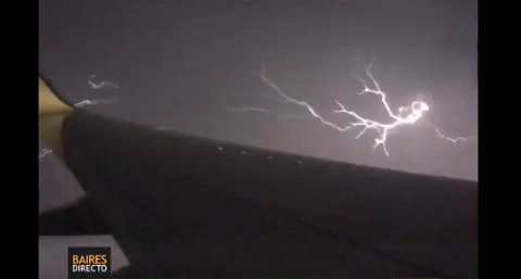 Tormenta eléctrica y relámpagos desde el aire