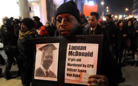 Fijan fianza millonaria a policía acusado de matar a joven estudiante negro en Chicago