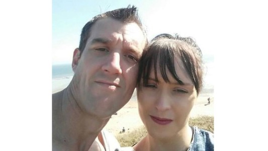 Se despertó en una tumba donde la dejó su prometido al creerla muerta