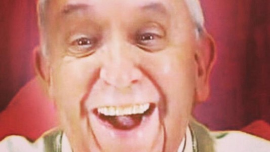 El Papa publicó su primera selfie en Instagram y revolucionó a la red social