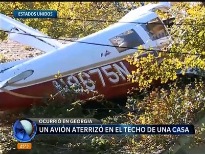 Un avión aterrizó en el techo de una casa en los Estados Unidos