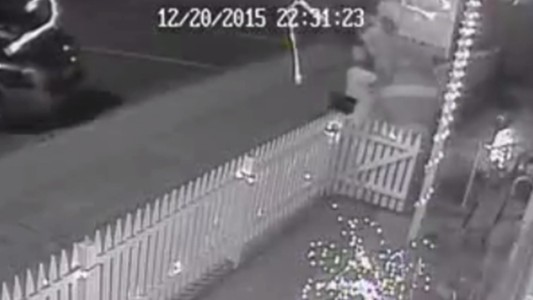 Video: un ladrón robó un Papá Noel gigante de una casa