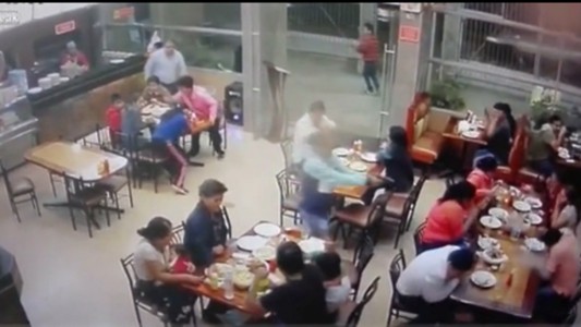 Sicarios entraron a un restaurante y balearon a sangre fría a una familia