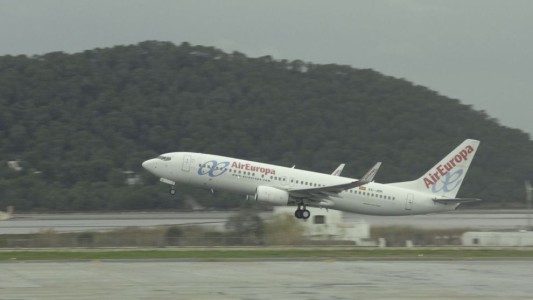 Pasajero intentó suicidarse abriendo la puerta del avión en pleno vuelo