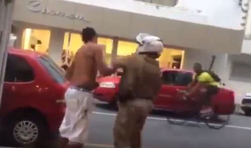 El policía que "educa" a los golpes