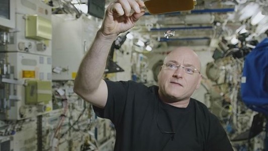 Un astronauta juega al ping pong con una pelota de agua en el espacio
